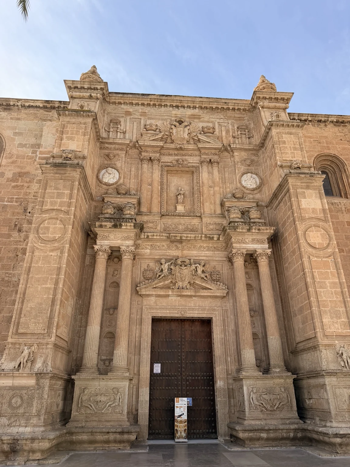 Portada principal de la Catedral de Almería