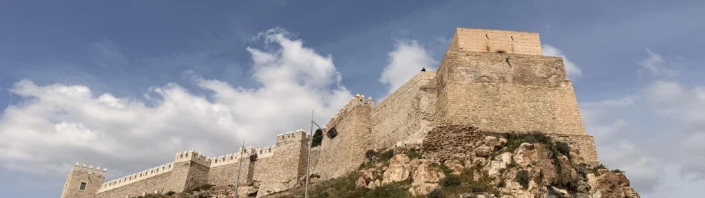 Vista exterior panorámica y reconocible de la Alcazaba de Almería y sus murallas sobre el cerro