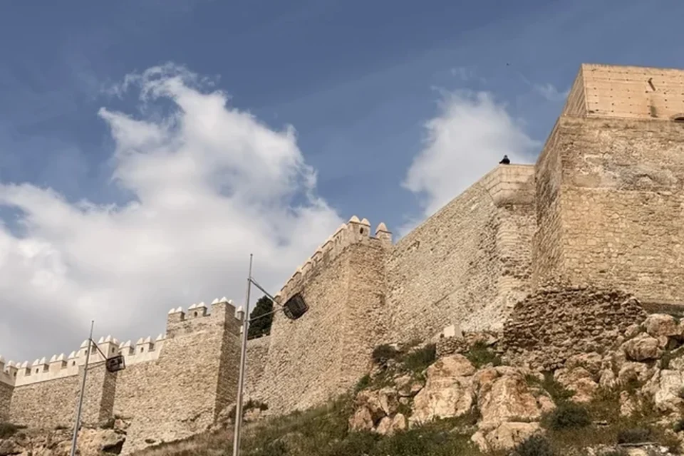 Vista exterior panorámica y reconocible de la Alcazaba de Almería y sus murallas sobre el cerro