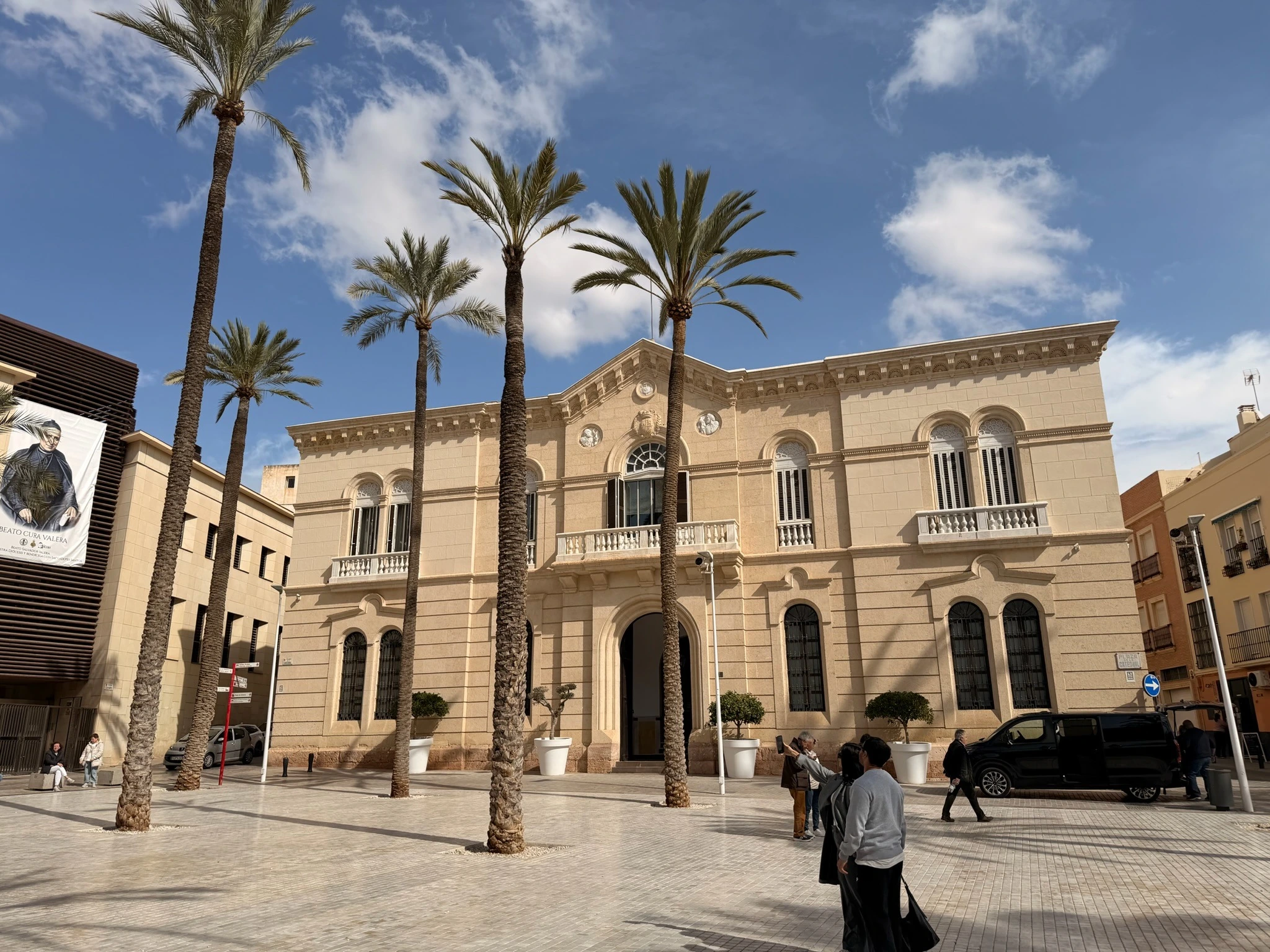 Plaza de la Catedral de Almería, con palmeras y edificios del entorno