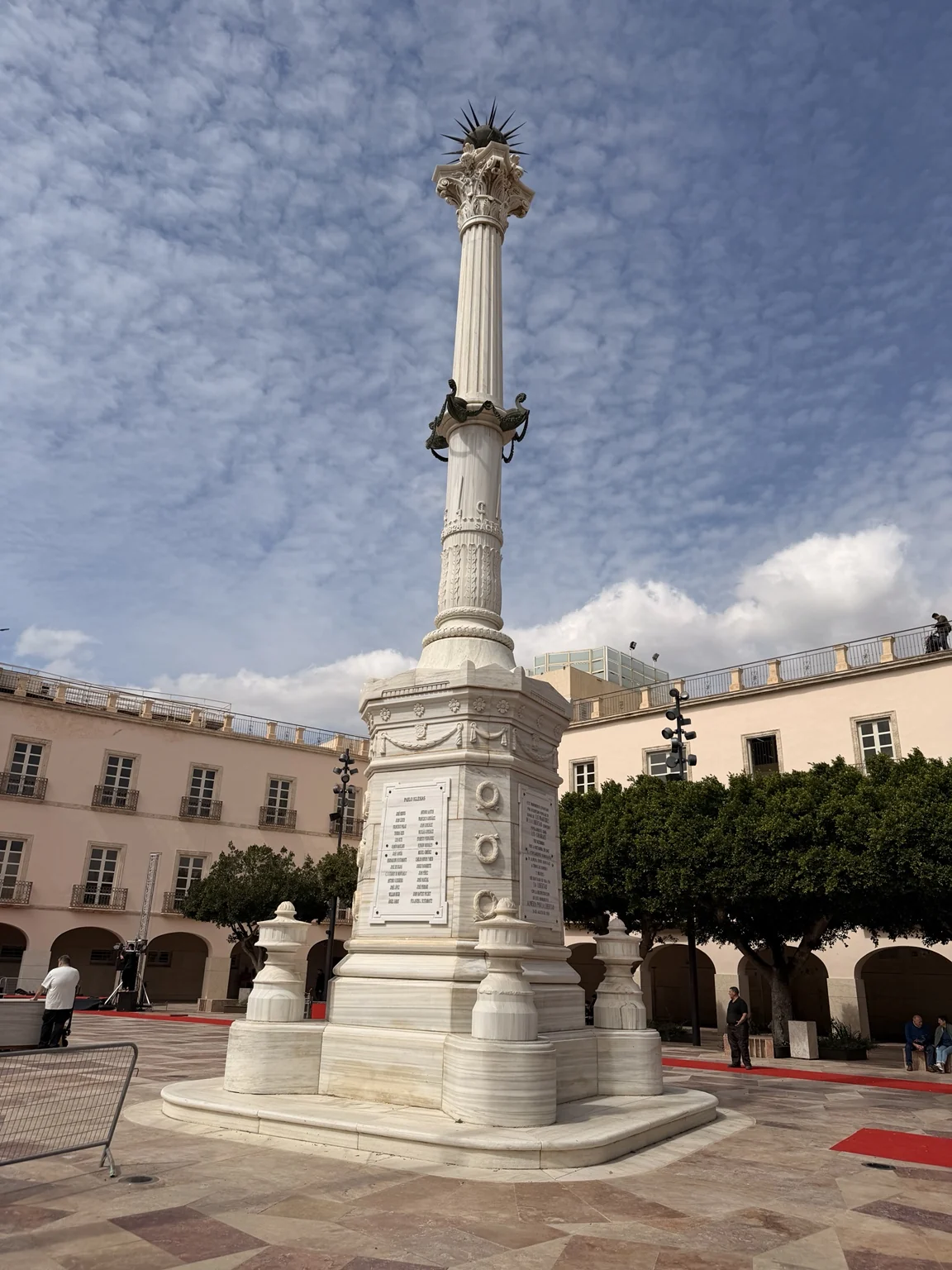 Plaza de la Constitución de Almería con el Monumento a los Mártires de la Libertad