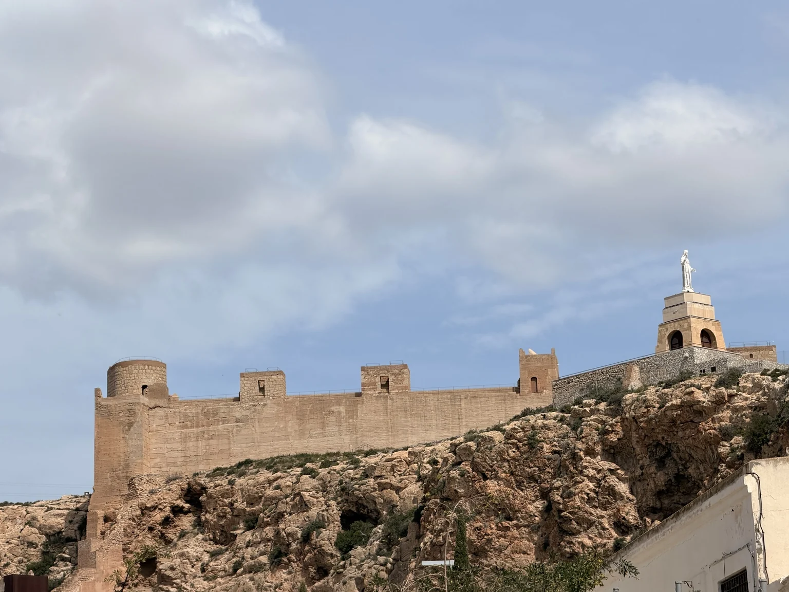Muralla de Jayrán y Cerro de San Cristóbal vistos desde el entorno de la Alcazaba