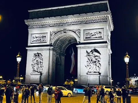 Arco del Triunfo iluminado por la noche