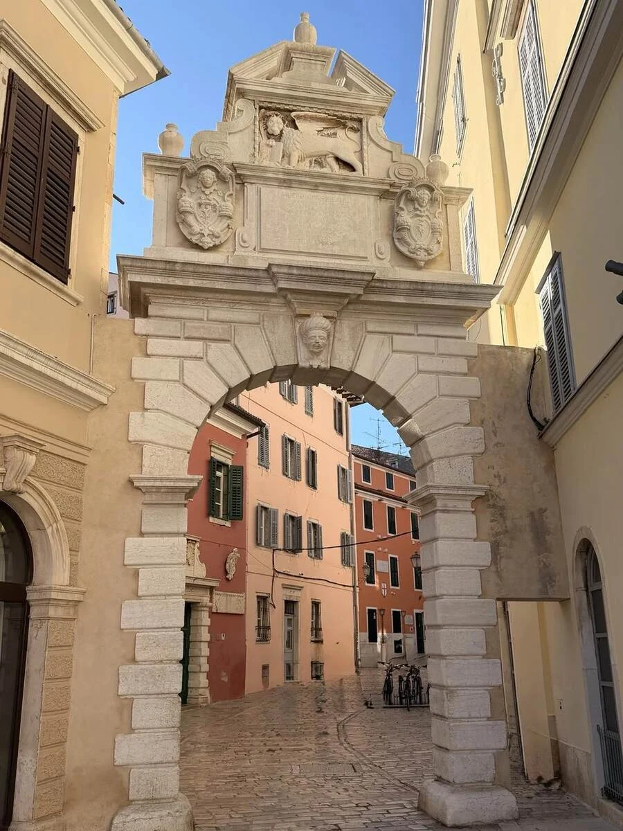 Arco de Balbi en la entrada al casco antiguo de Rovinj