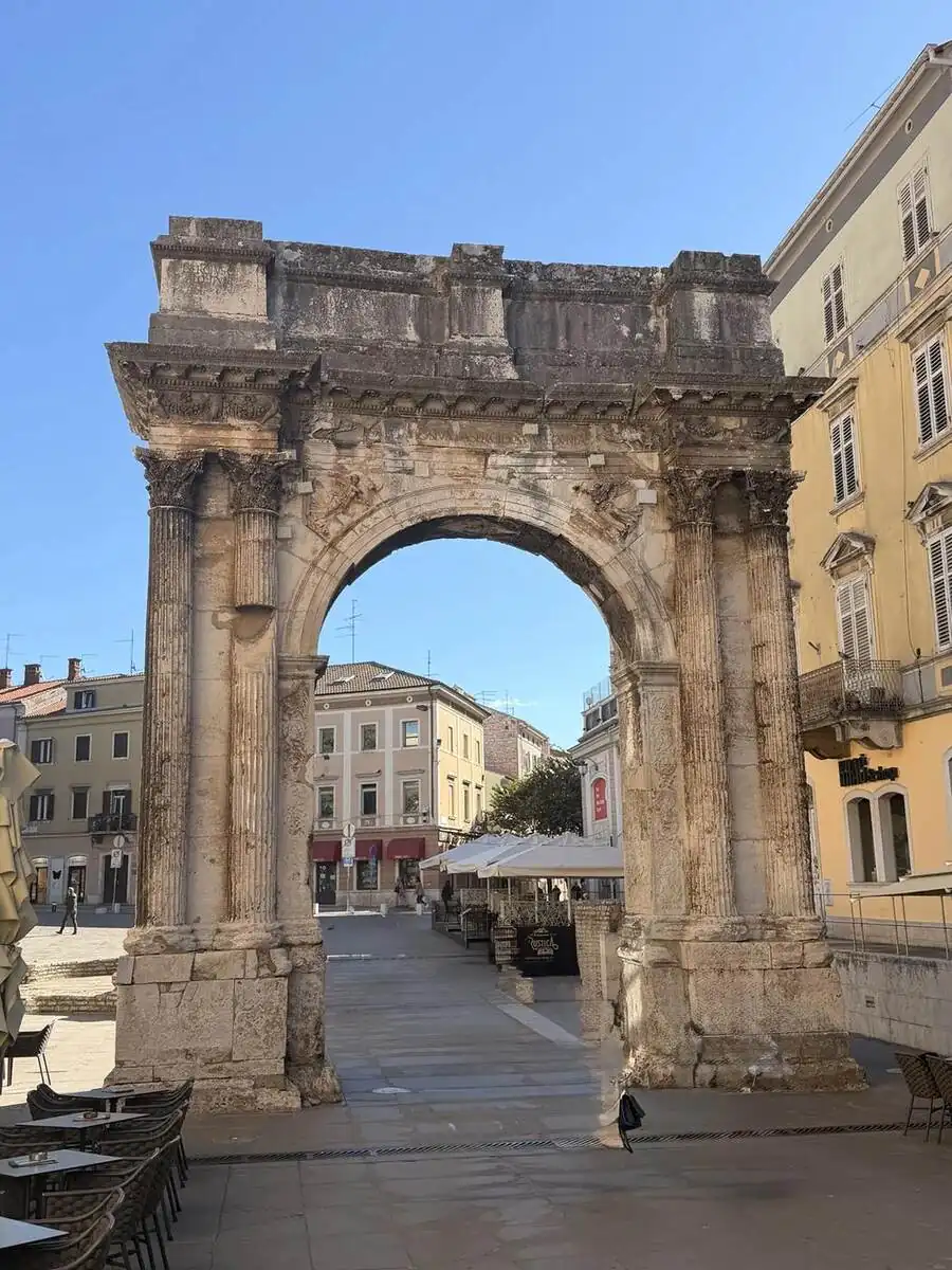 Arco romano de los Sergios en el centro histórico de Pula