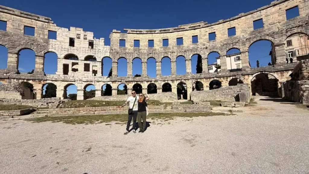 Txema y Alaitz dentro de la Arena romana de Pula
