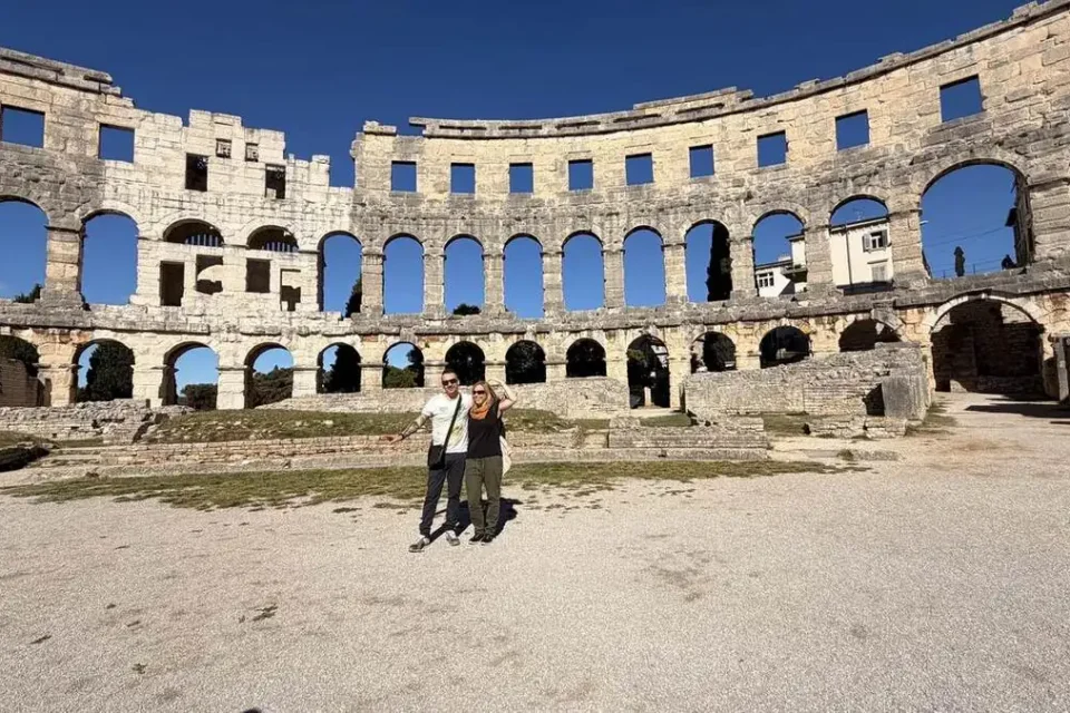 Txema y Alaitz dentro de la Arena romana de Pula