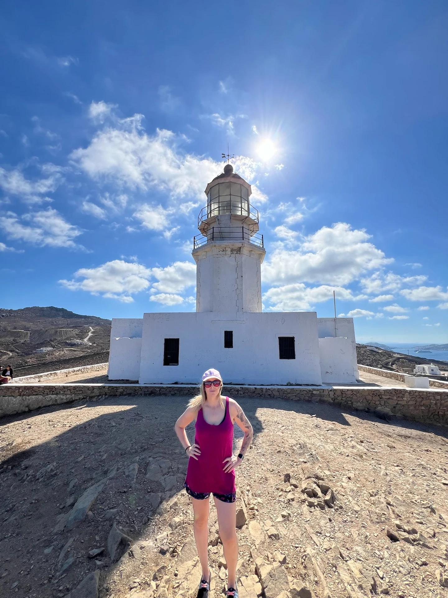 Alaitz delante del faro de Armenistis en Mykonos