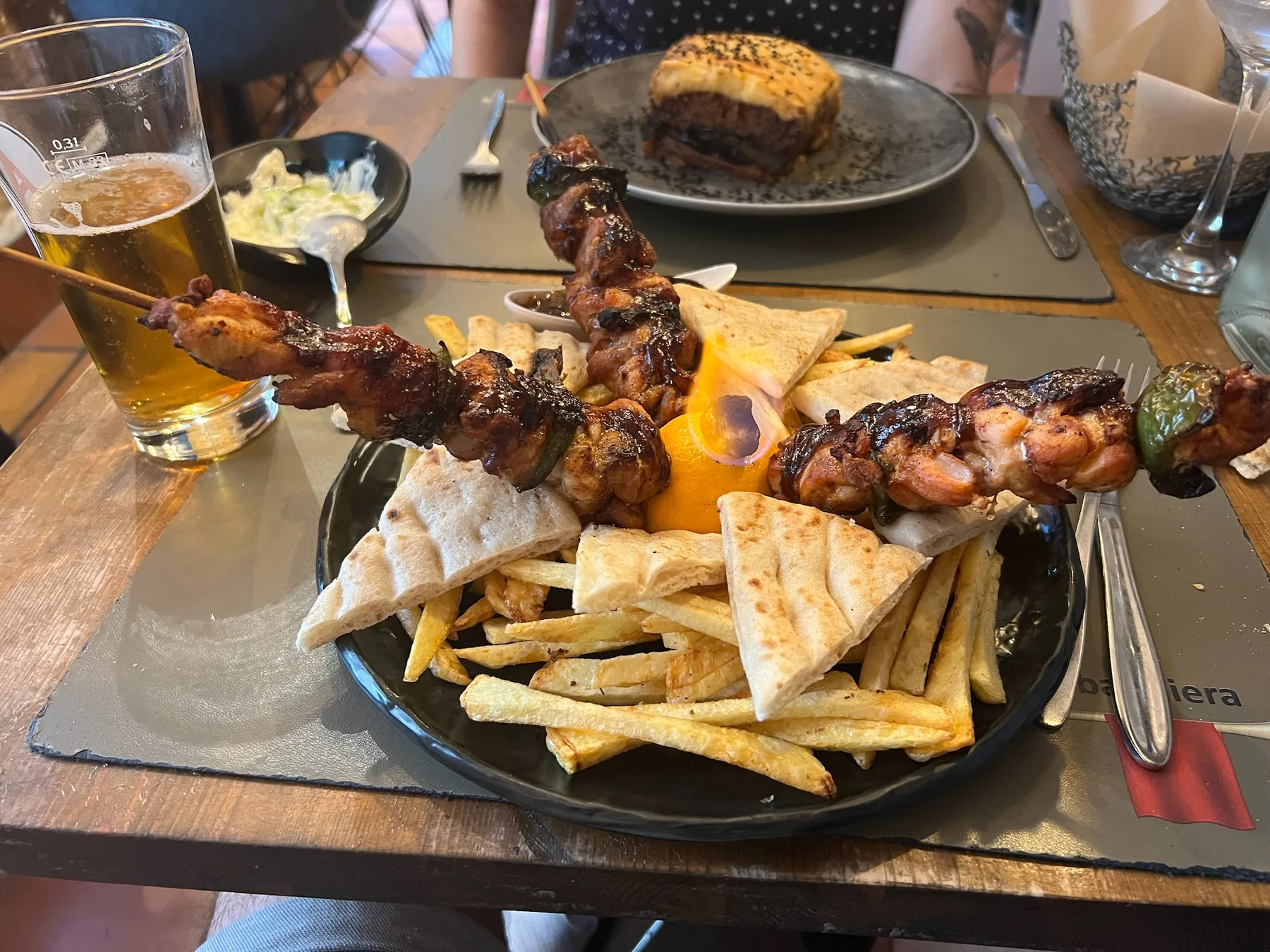 Plato de souvlaki con patatas en Bandiera