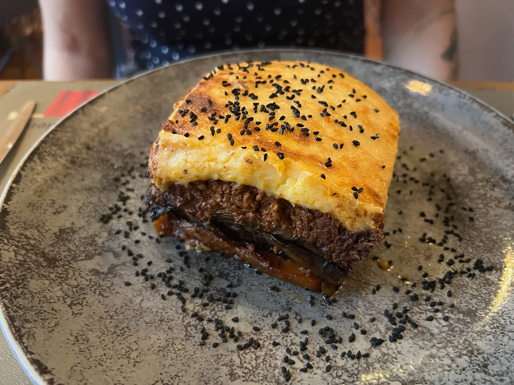 Moussaka servida en Bandiera