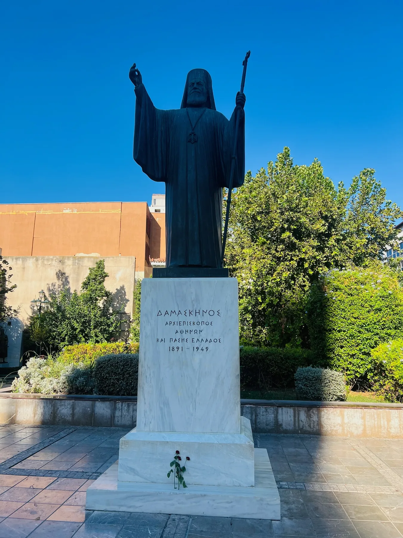 Monumento al arzobispo Damaskinos en Atenas