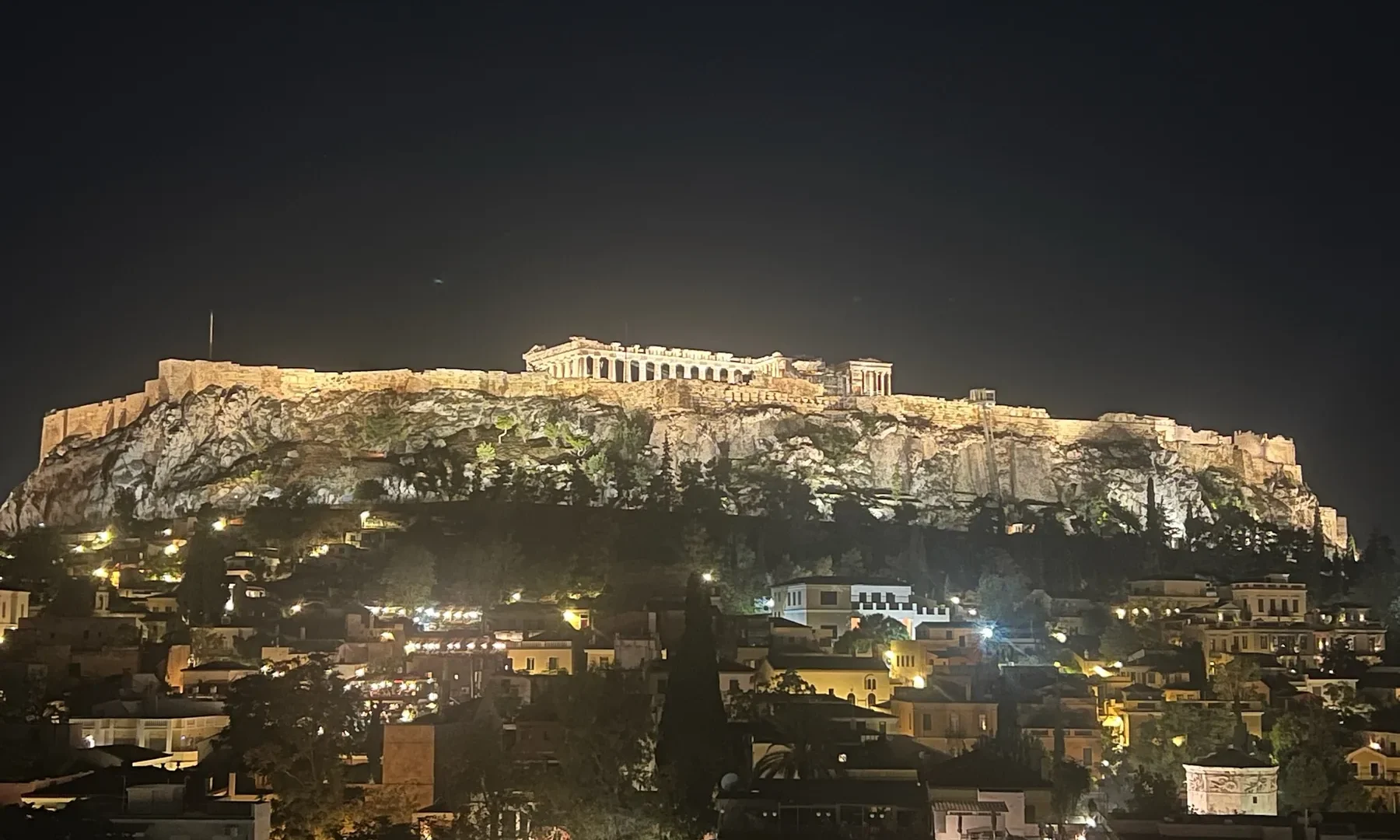 Acrópolis iluminada vista desde la azotea del Hotel Plaka