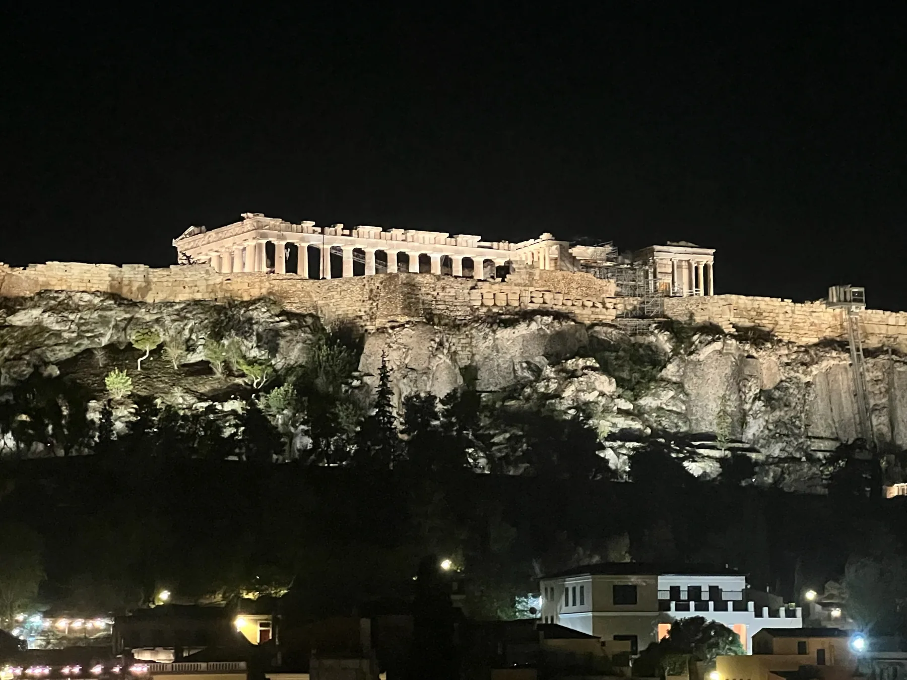 Vista nocturna de la Acrópolis desde el Hotel Plaka