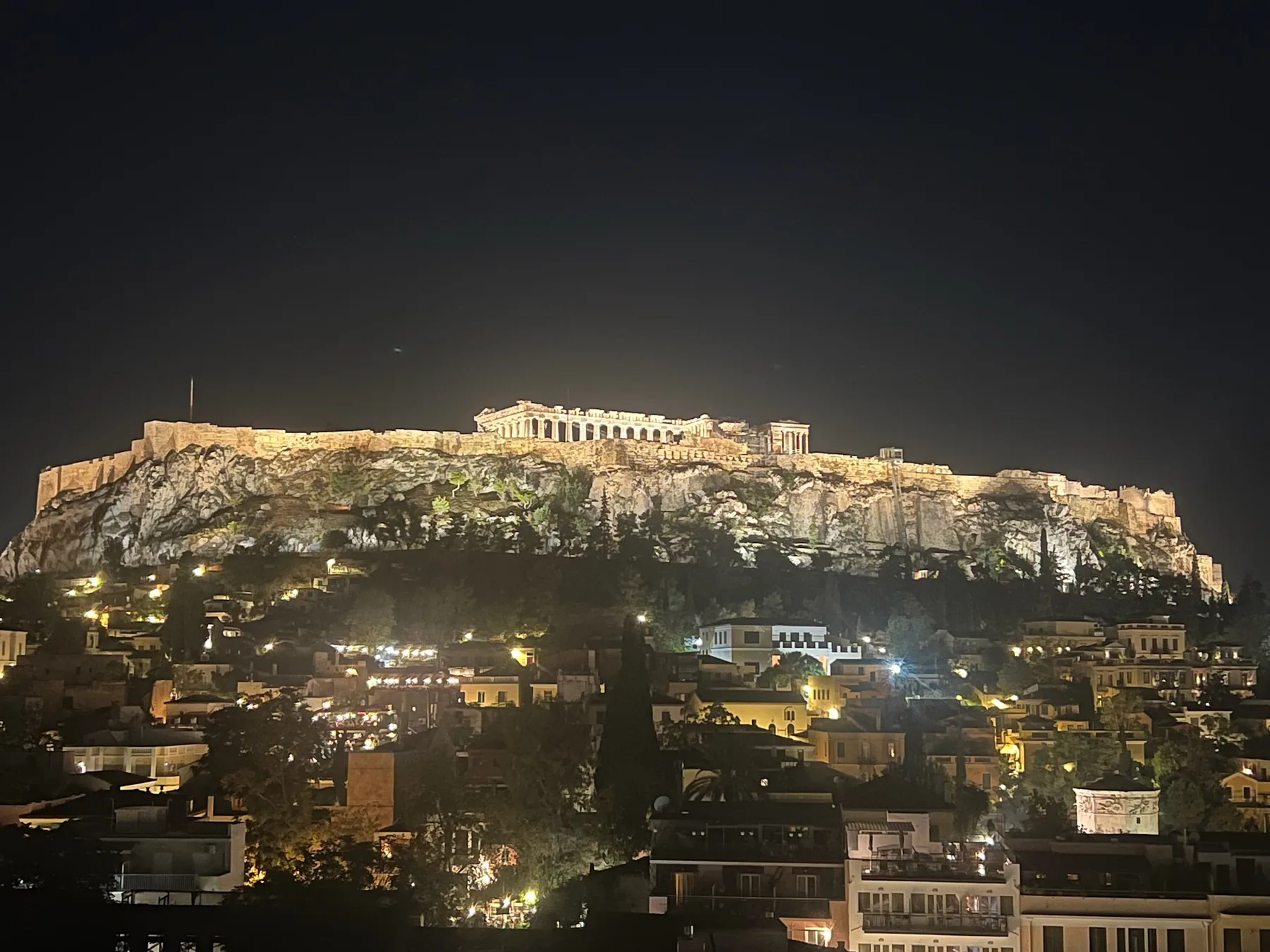 Acrópolis iluminada vista desde la azotea del Hotel Plaka