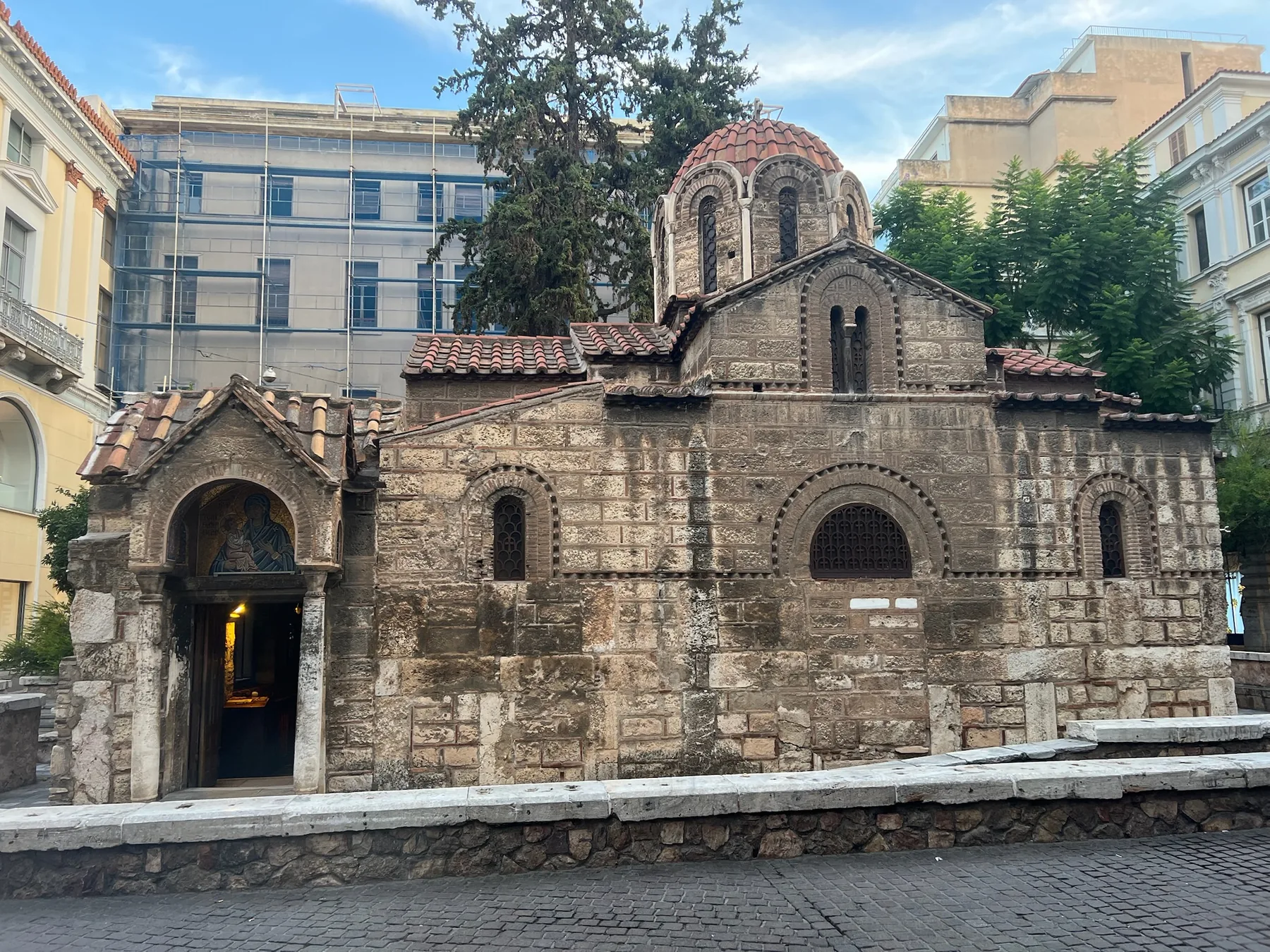 Panagia Kapnikarea en el centro de Atenas