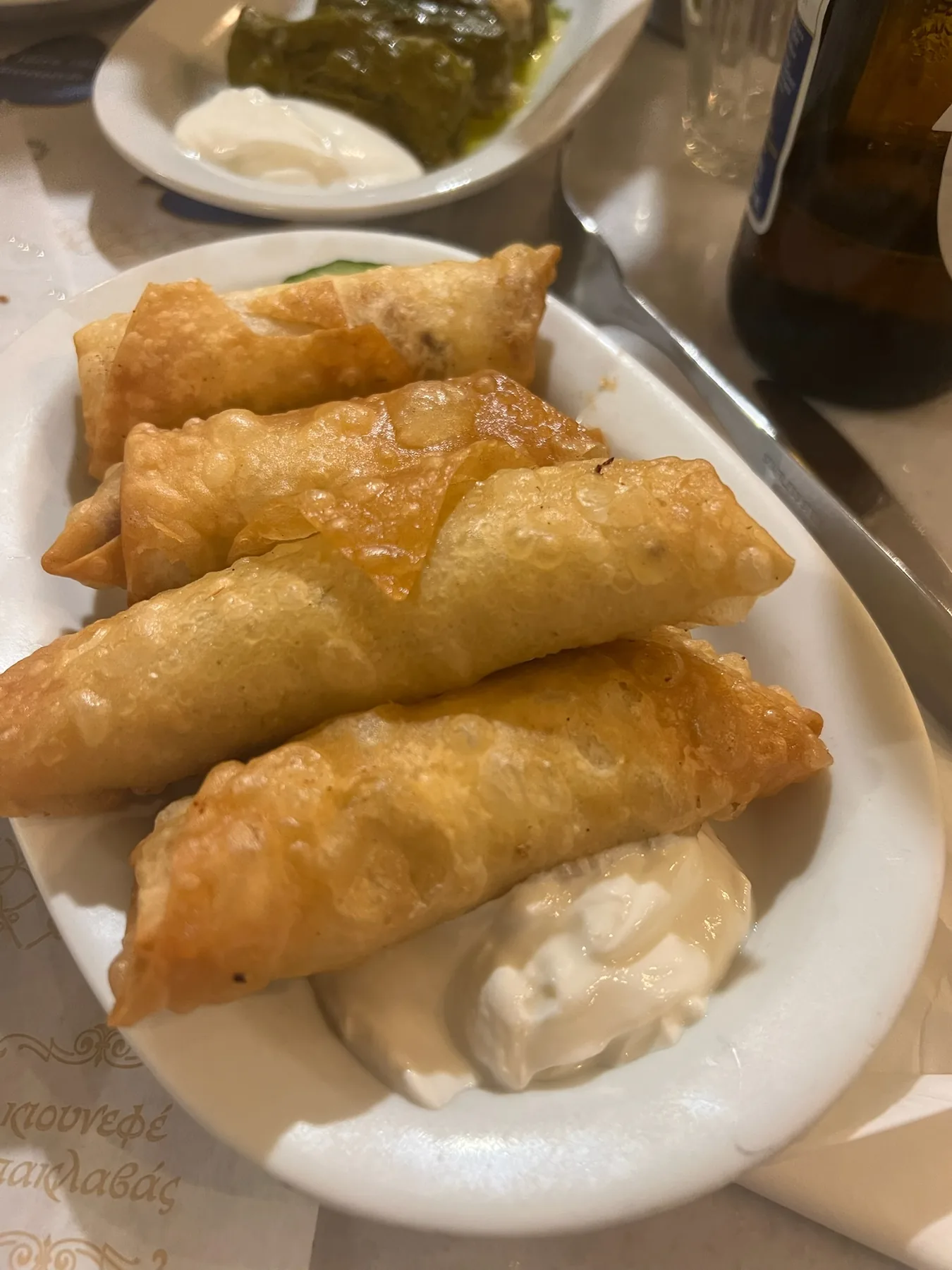 Rollitos servidos en Ta Karamanlidika tou Fani