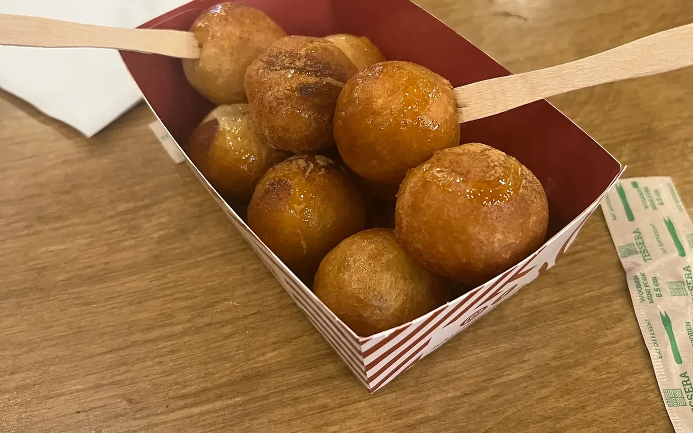 Loukoumades con sirope servidos en Atenas