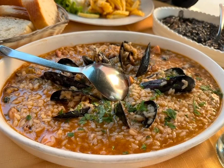 Arroz marinero caldoso con mejillones servido en Konoba Bakus de Ston