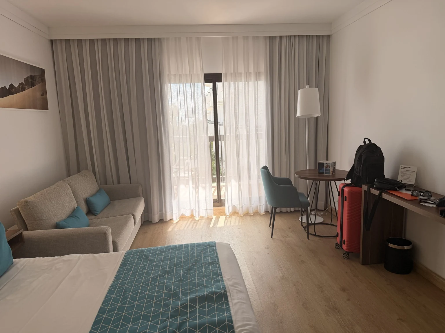 Zona de sofá, mesa y terraza de nuestra habitación en el Barceló Cabo de Gata