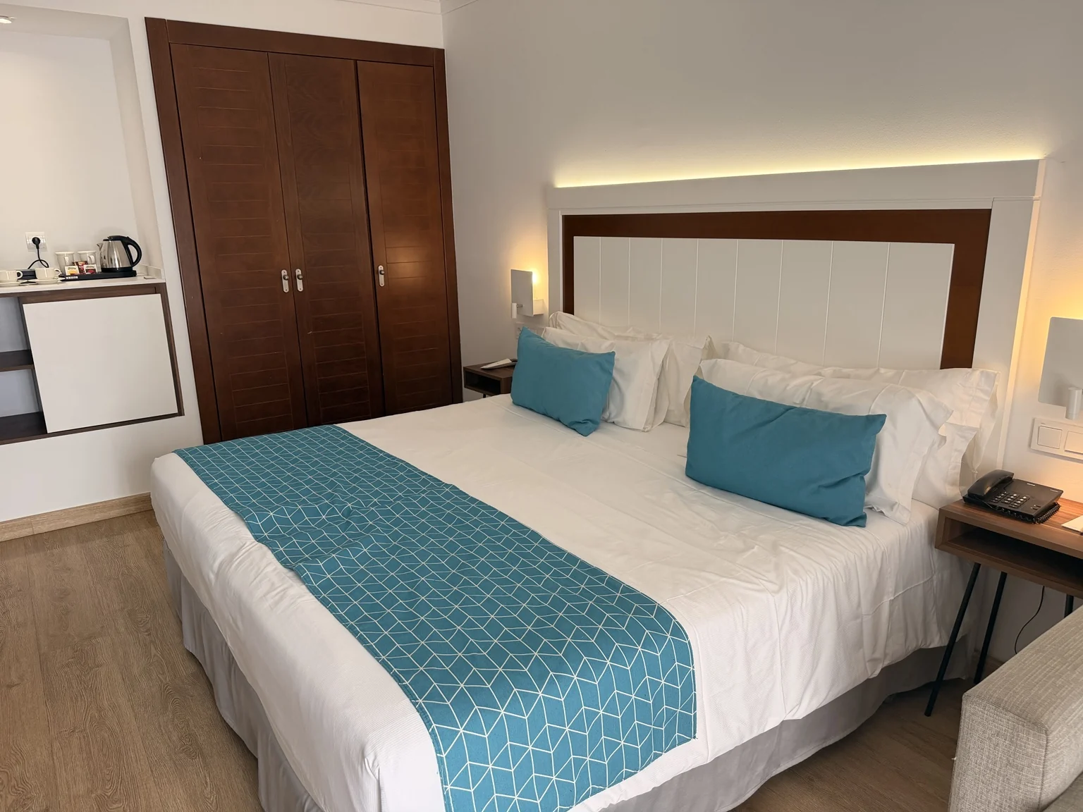 Cama y zona de descanso de nuestra habitación en el Barceló Cabo de Gata
