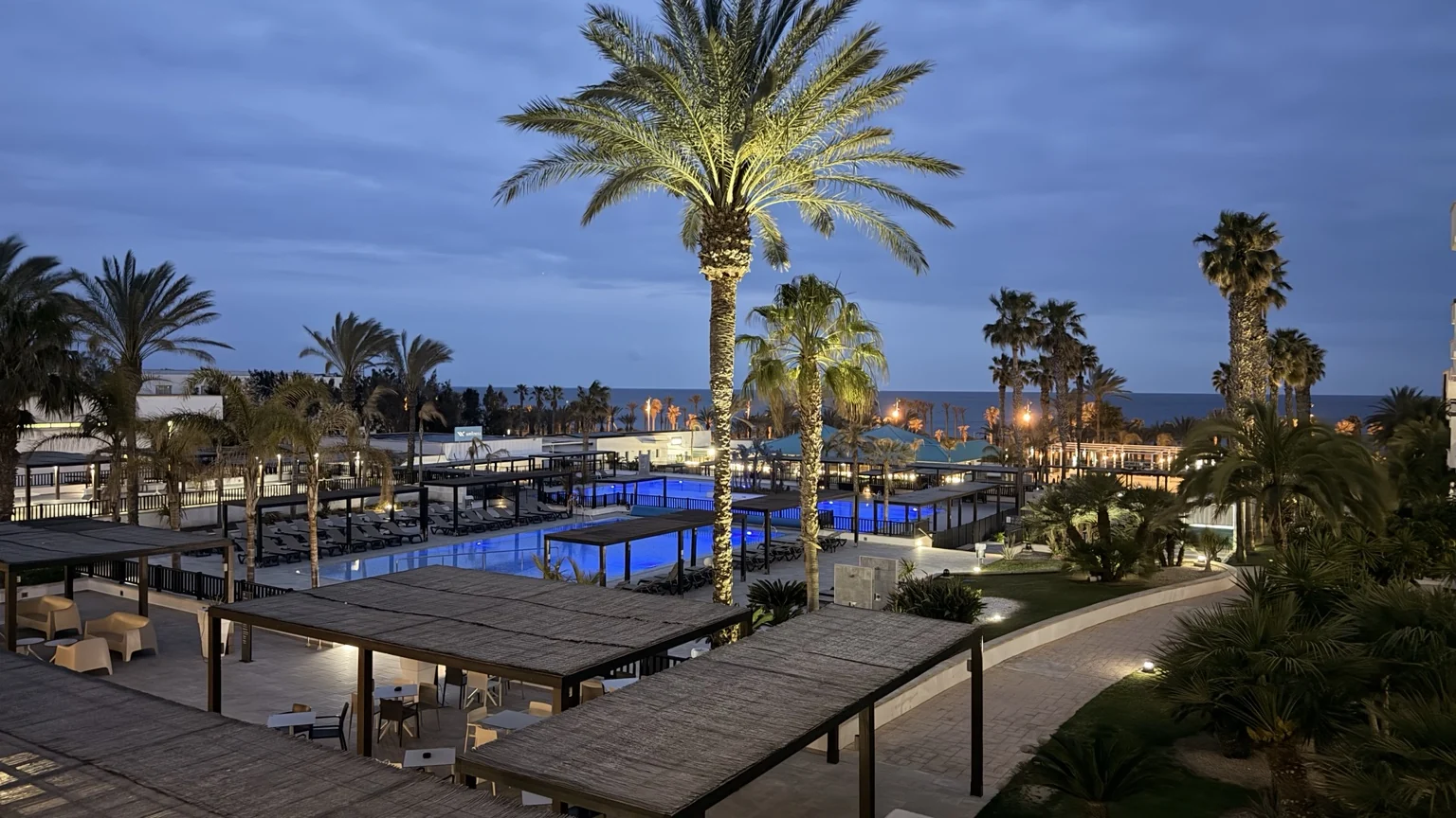 Piscinas y jardines del Barceló Cabo de Gata iluminados al anochecer