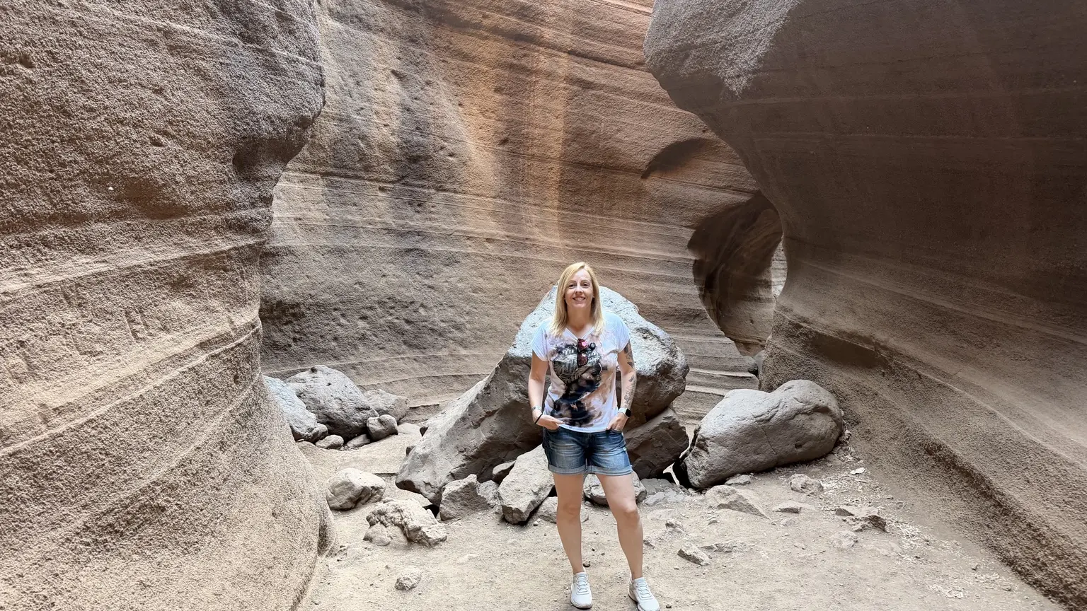 Alaitz en el interior del Barranco de las Vacas, entre las paredes erosionadas