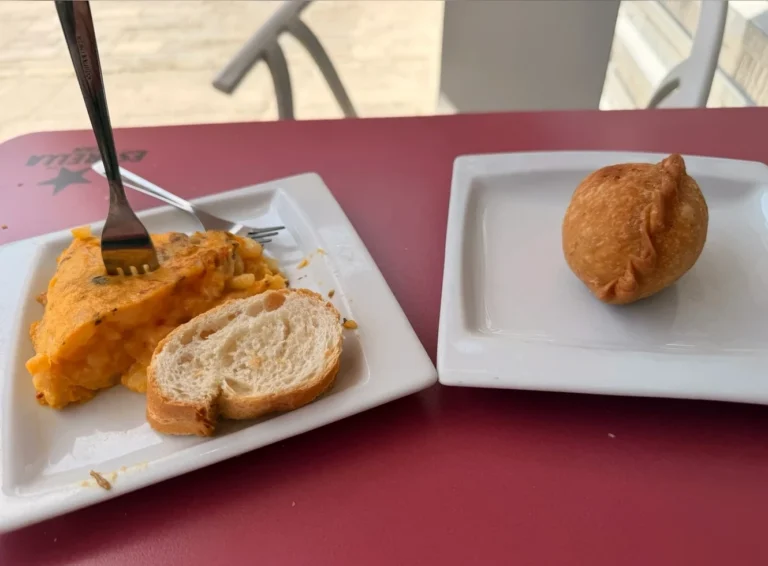 Tortilla de setas y queso y bola de carne en Batun Batun, sin bandas ni marcos añadidos