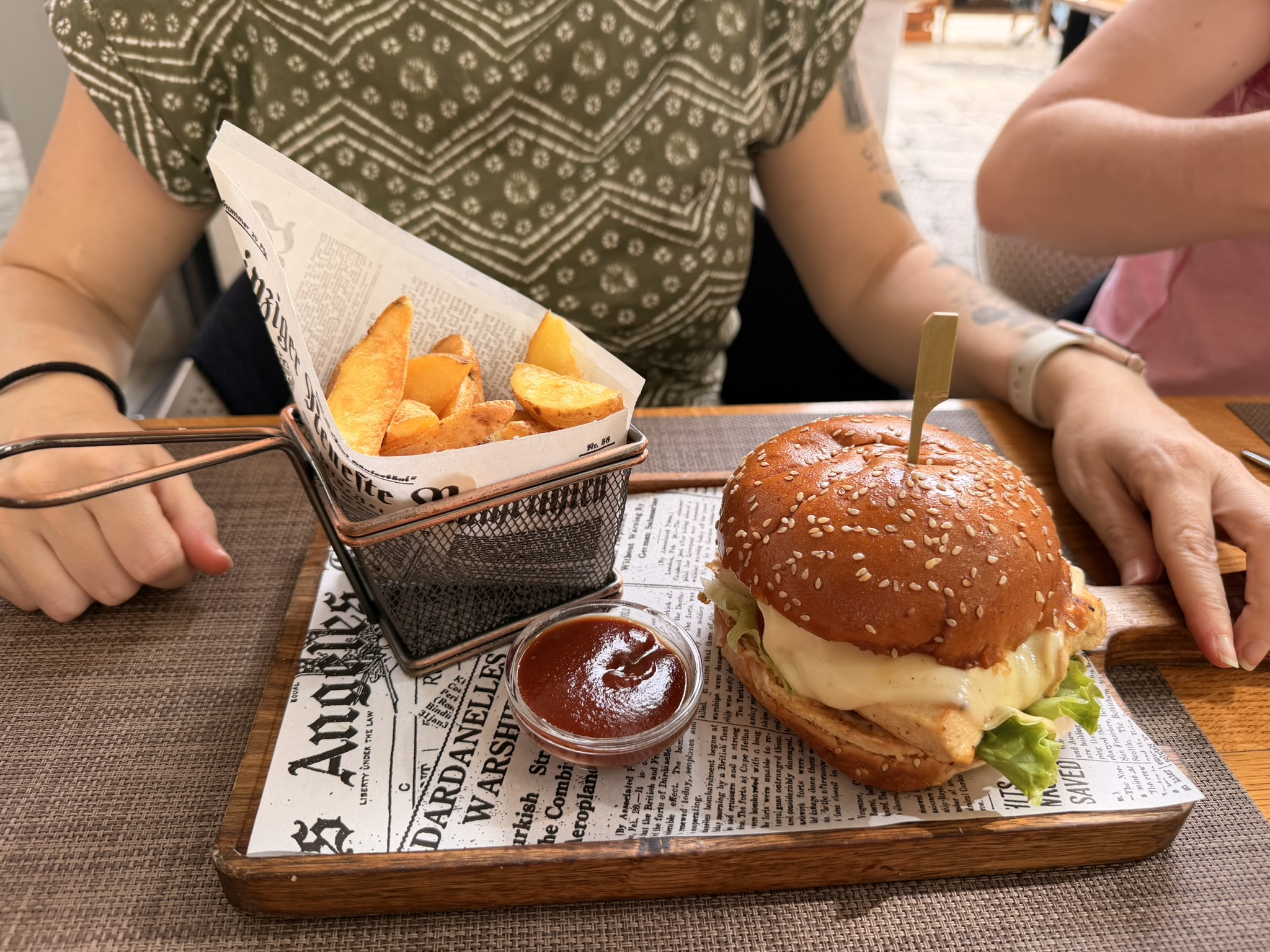 Hamburguesa con patatas servida en Bistro Bava durante nuestra parada en Šibenik