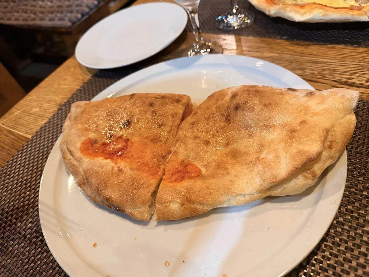 Calzone servido durante nuestra cena en Bistro KUM de Rastoke
