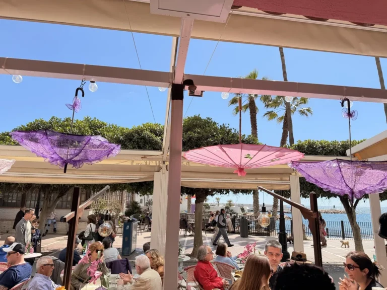 Ambiente y terraza de La Bodega del Mar en Marbella