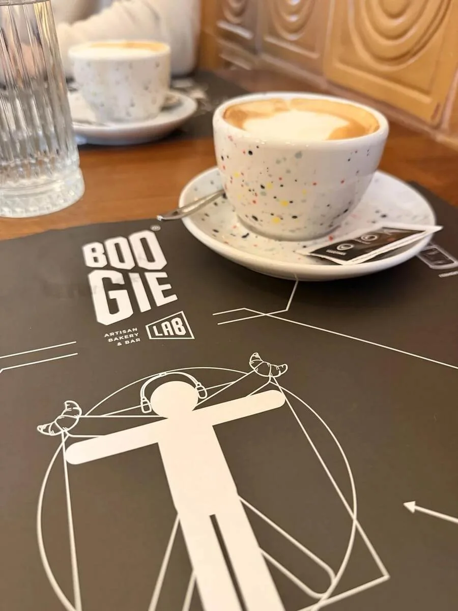 Café y mesa del desayuno en Boogie Lab de Zagreb