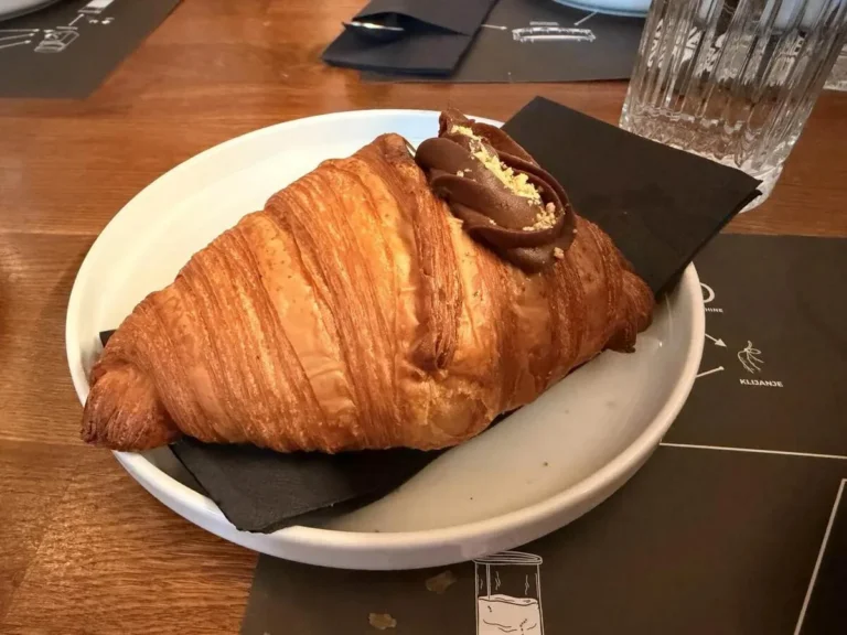 Croissant del desayuno en Boogie Lab de Zagreb