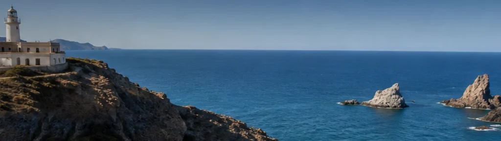 Faro de Cabo de Gata y Arrecife de las Sirenas sobre el mar Mediterráneo