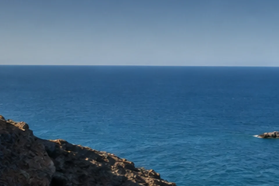 Faro de Cabo de Gata y Arrecife de las Sirenas sobre el mar Mediterráneo