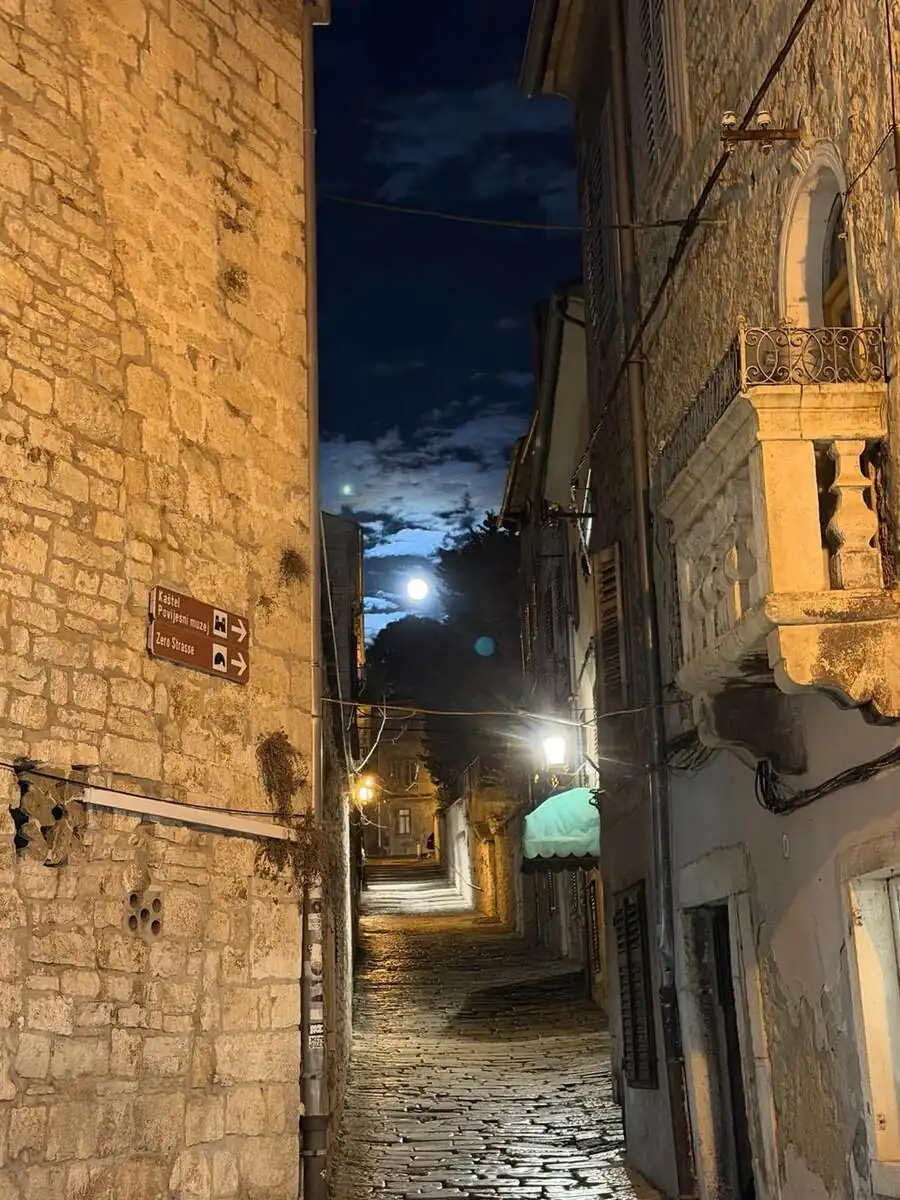 Calle del centro histórico de Pula durante el paseo nocturno