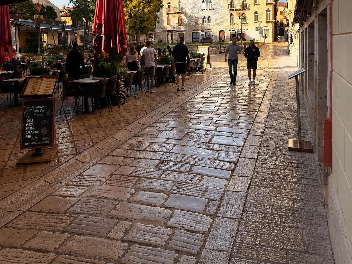 Calle Decumanus de Poreč con su empedrado en primer plano