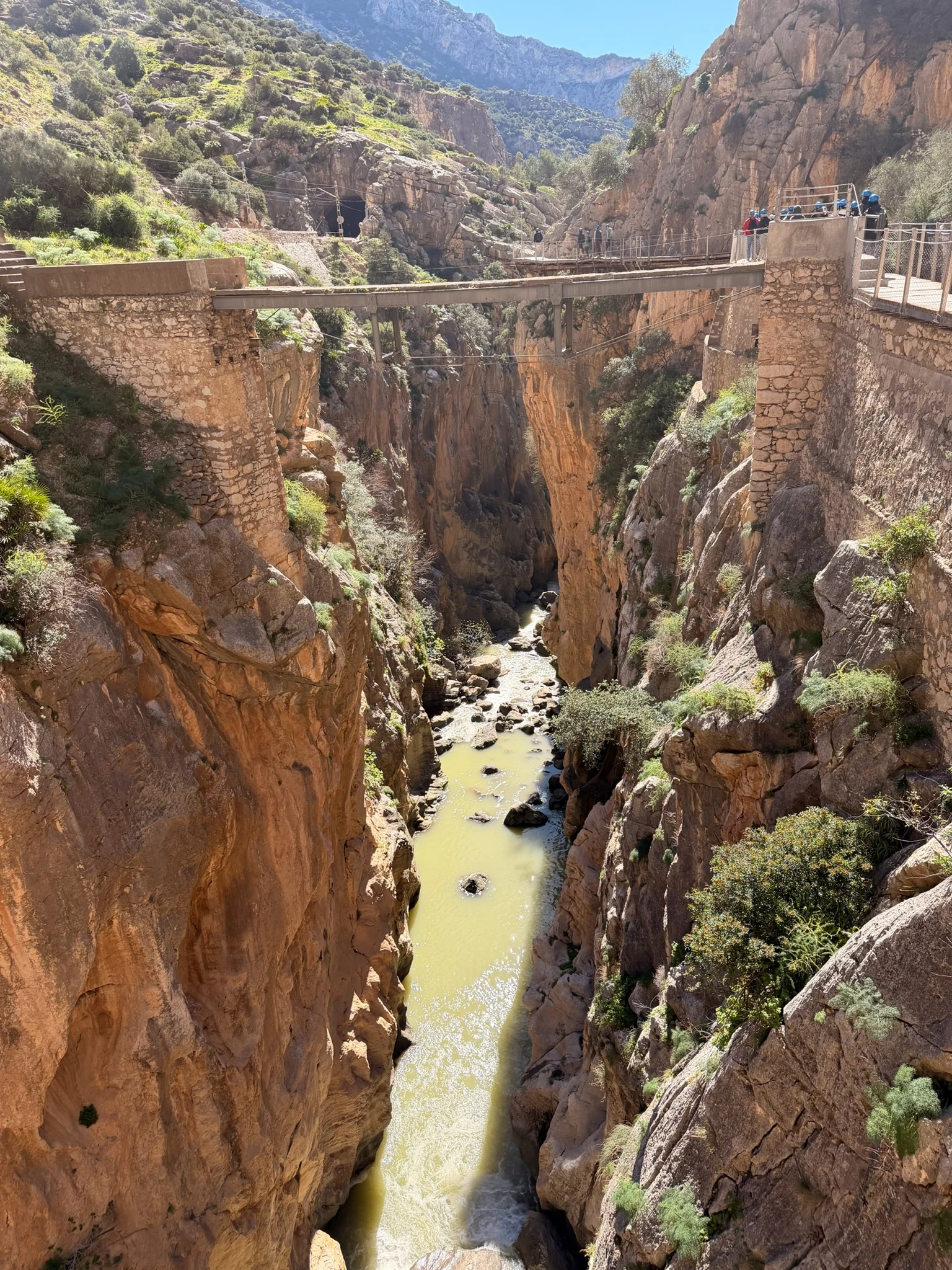 Puente y paredes rocosas en el Caminito del Rey