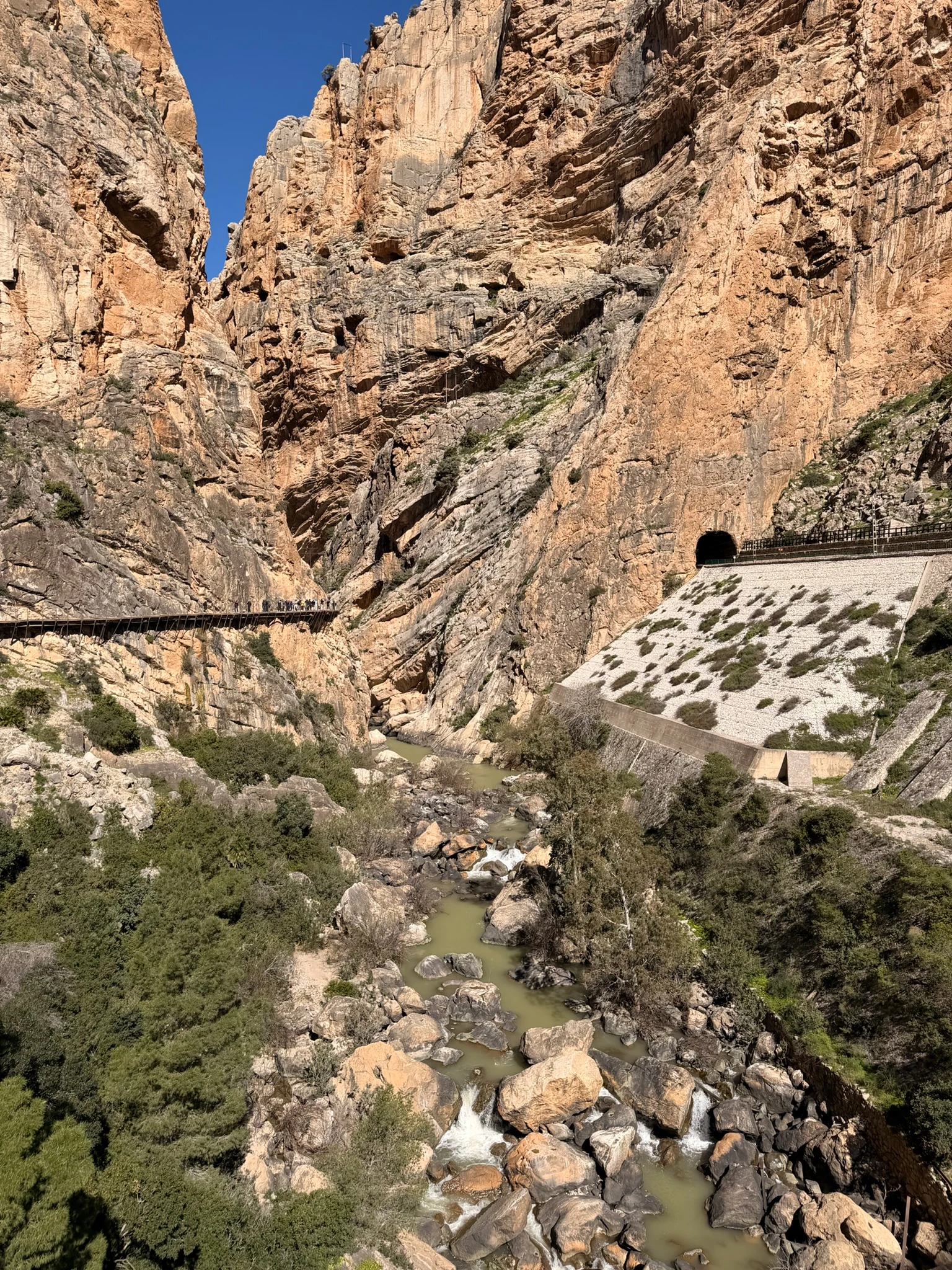 Garganta y túnel en el tramo de Gaitanejo
