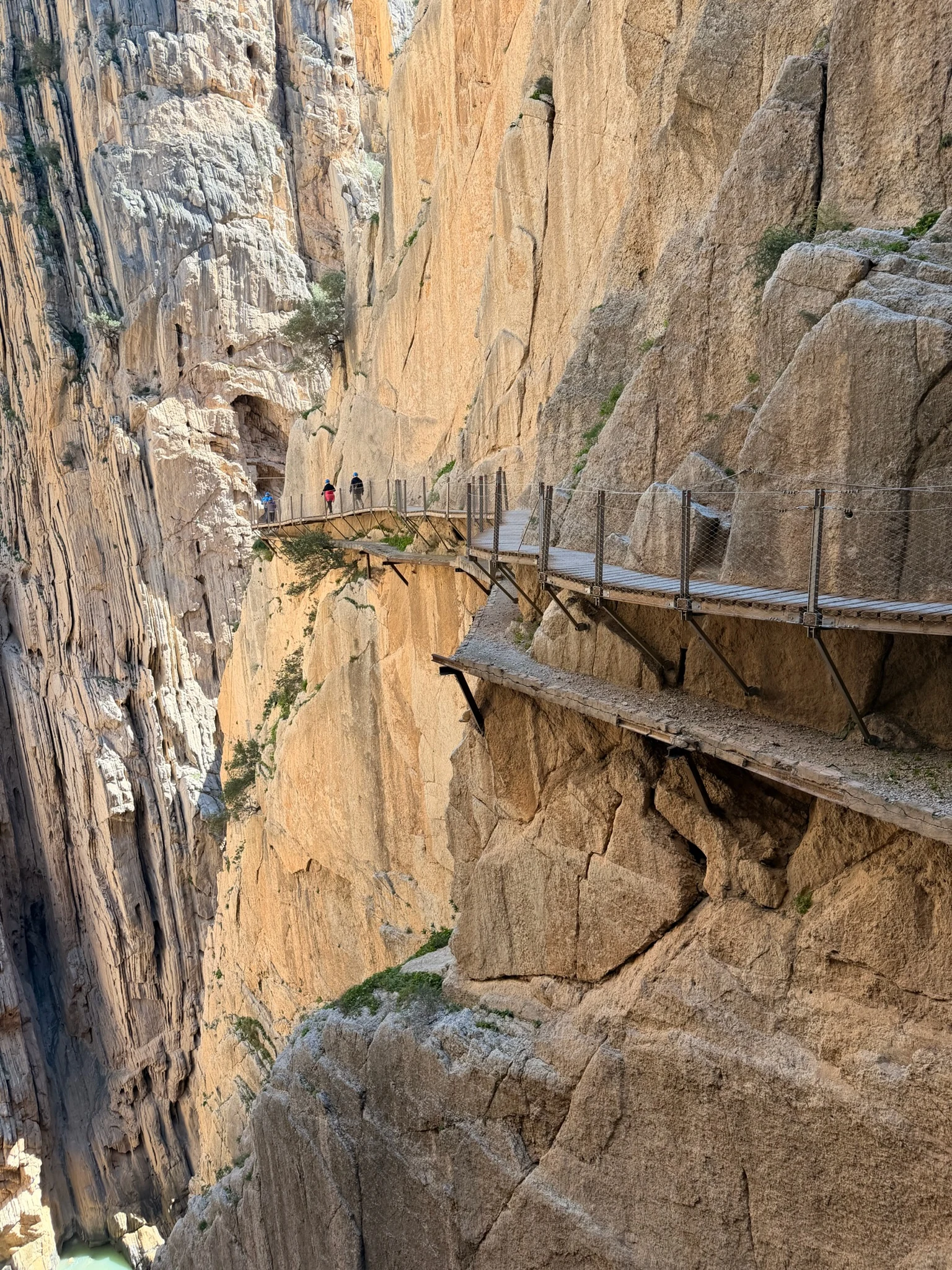 Pasarela pegada a la pared en el tramo final del Caminito del Rey