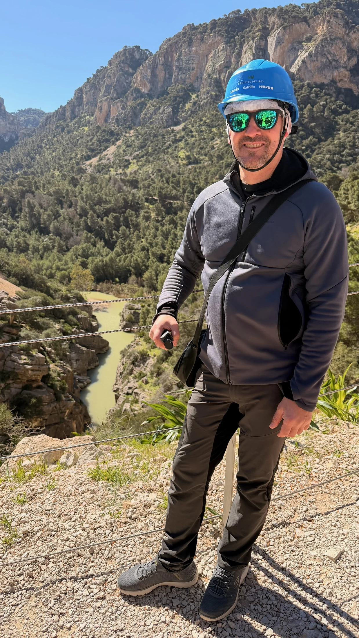 Uno de nosotros durante el tramo abierto del Valle del Hoyo en el Caminito del Rey