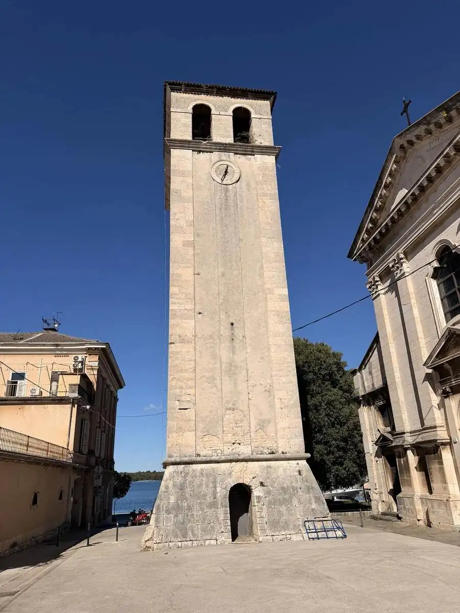 Campanario de la catedral durante el paseo por el centro de Pula
