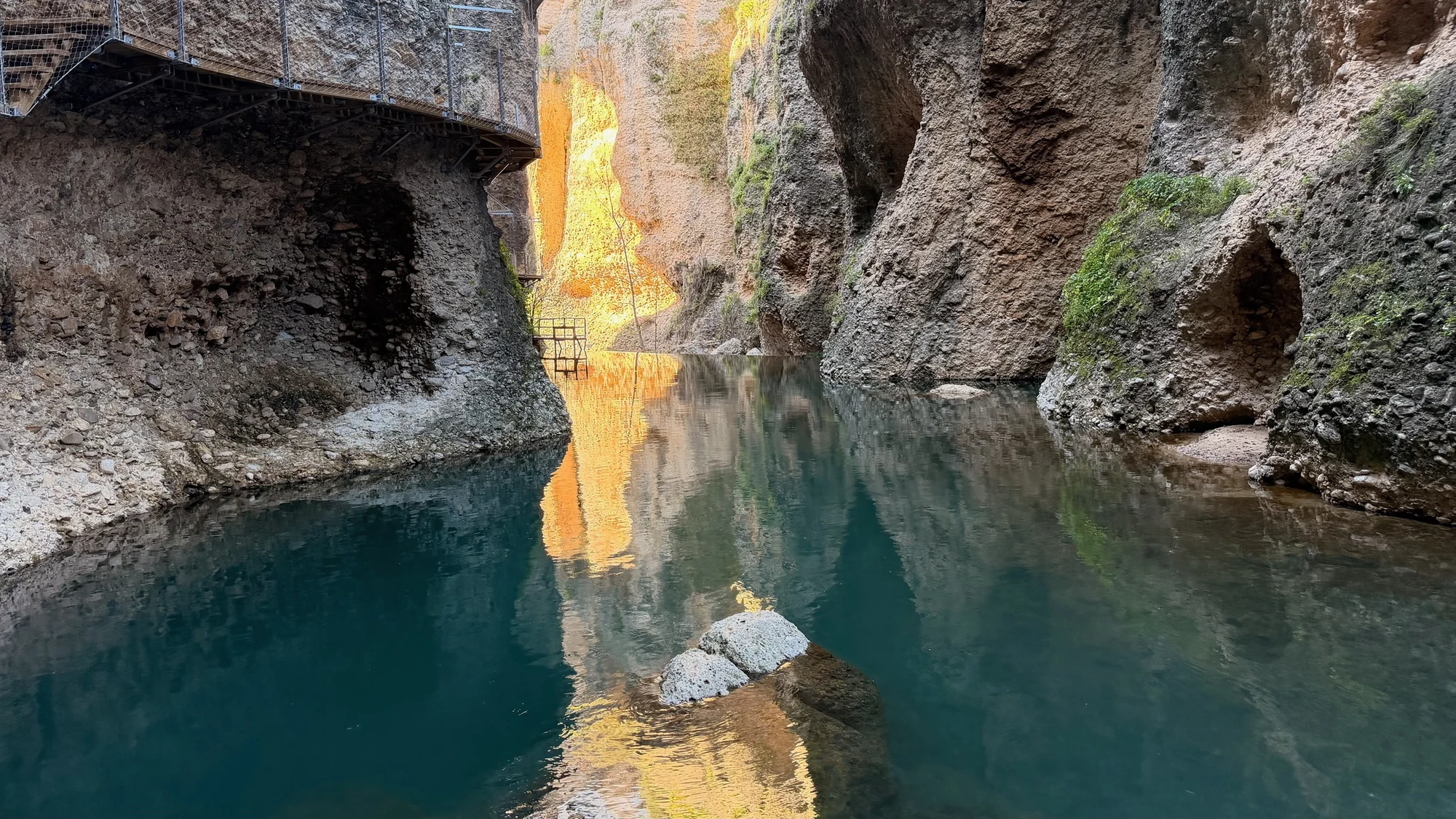Agua y roca en la parte inferior de la Mina de Agua