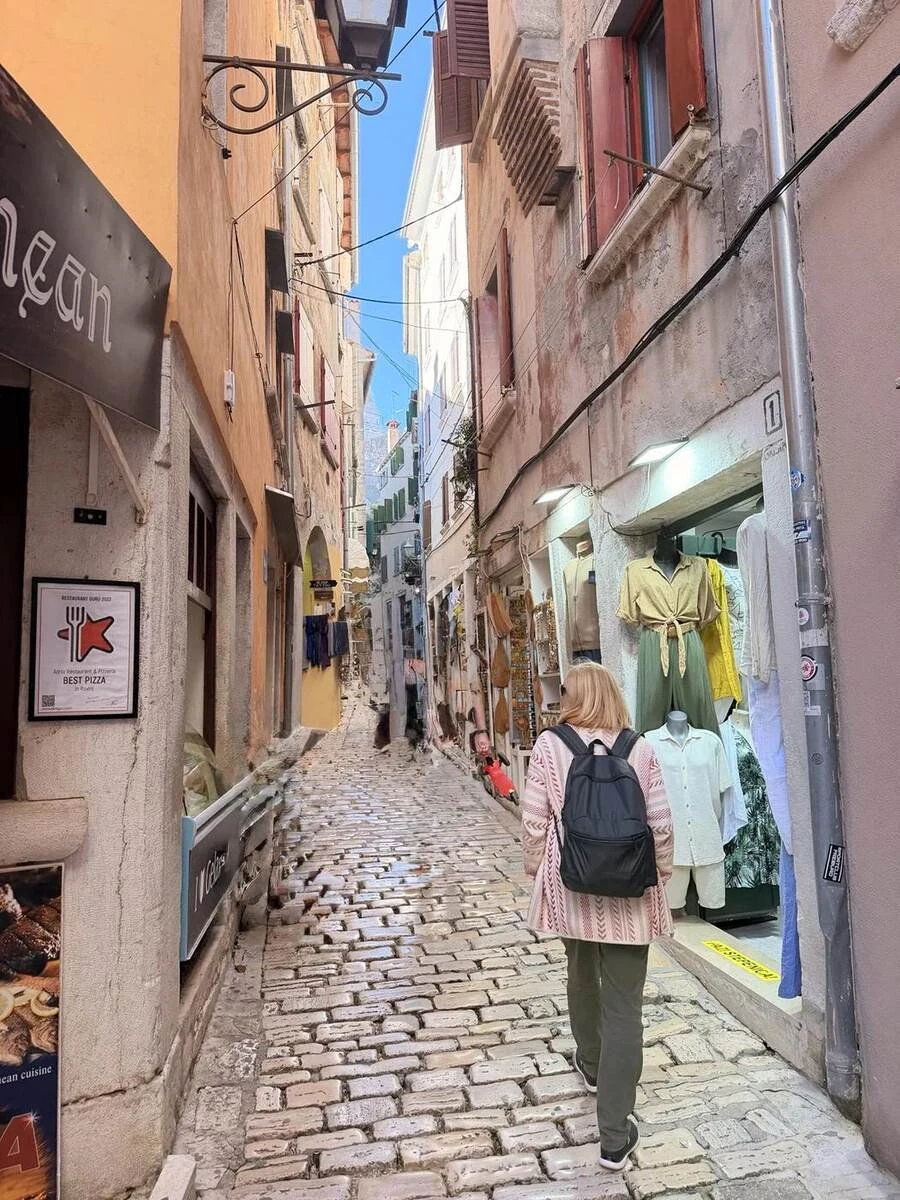Calle con pequeños comercios en el casco antiguo de Rovinj
