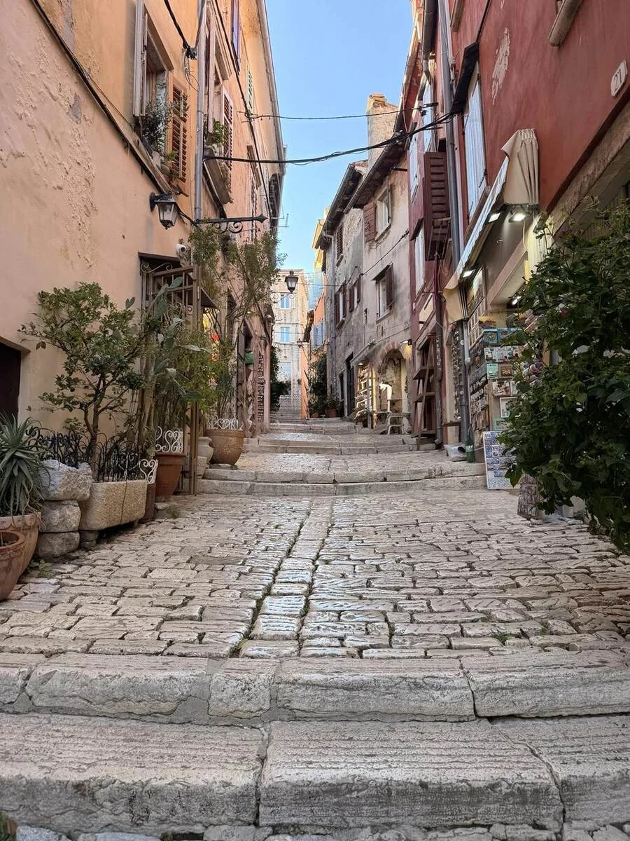 Calle empedrada en pendiente dentro del casco antiguo de Rovinj