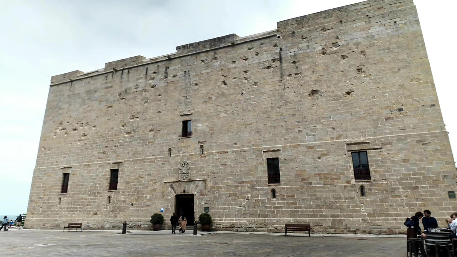Fachada del Castillo de Carlos V en la Plaza de Armas de Hondarribia