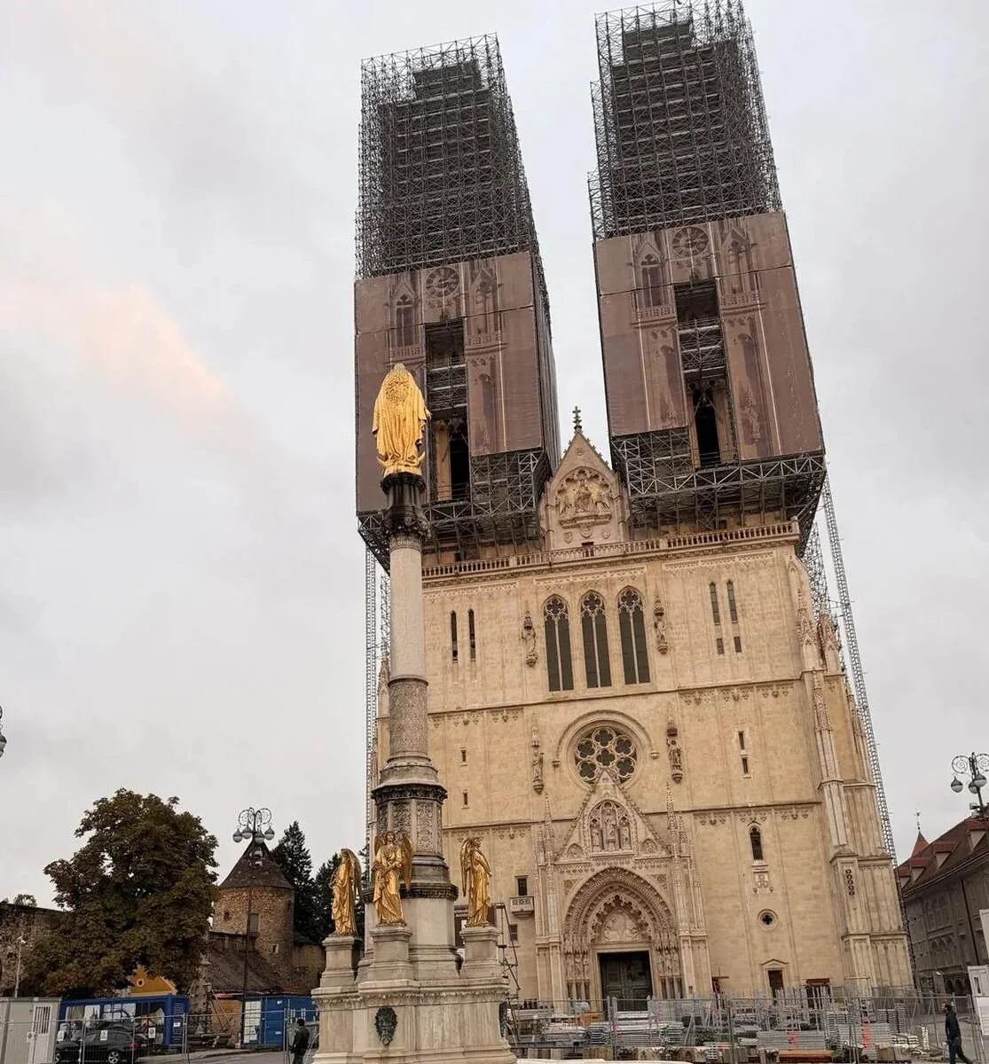 Catedral de Zagreb durante las obras que encontramos en octubre de 2025
