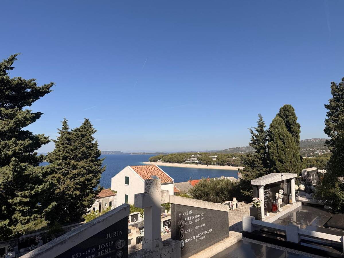 Cementerio junto a la iglesia de San Jorge con el mar al fondo