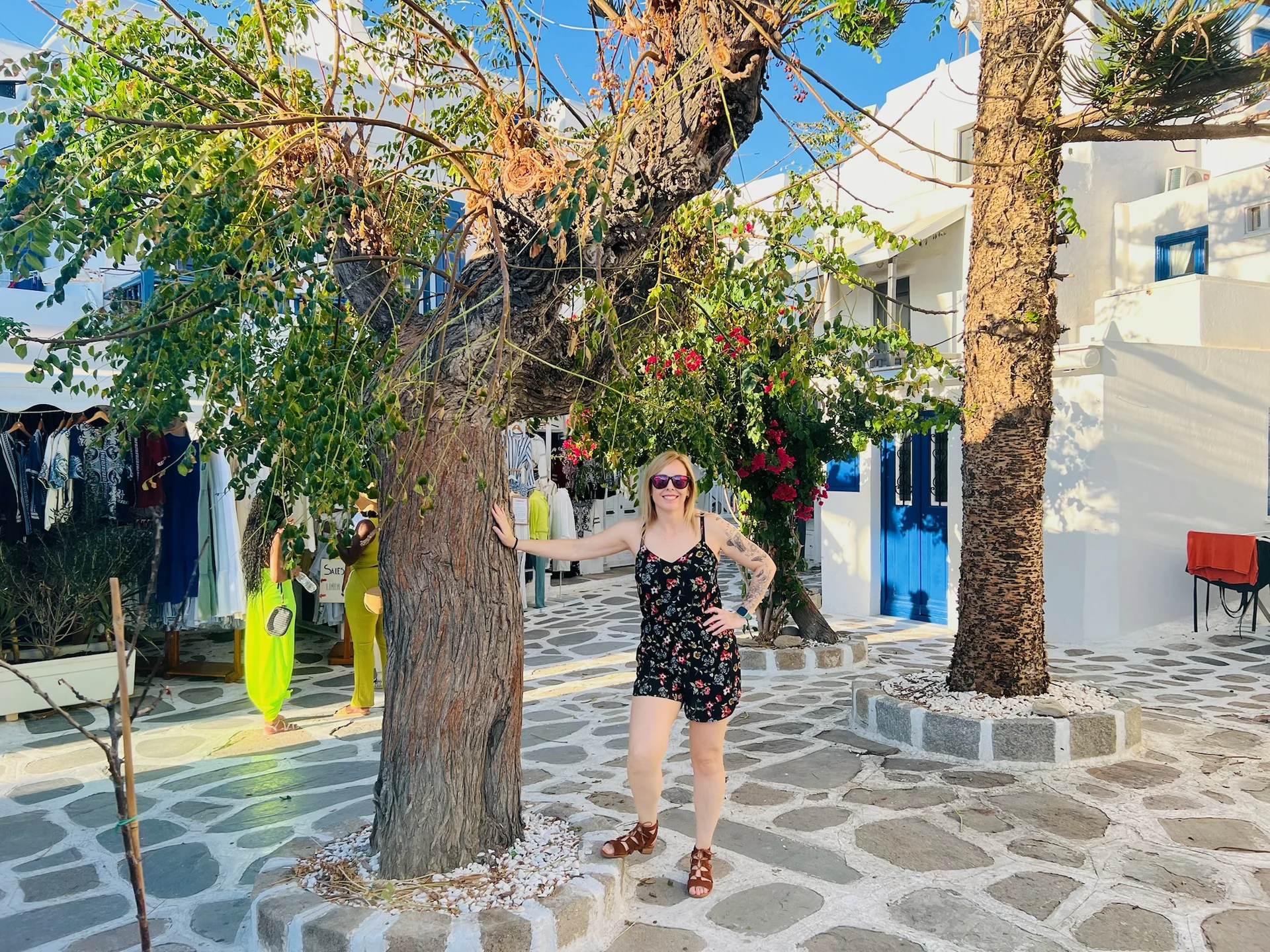 Alaitz paseando por una calle blanca de Chora en Mykonos