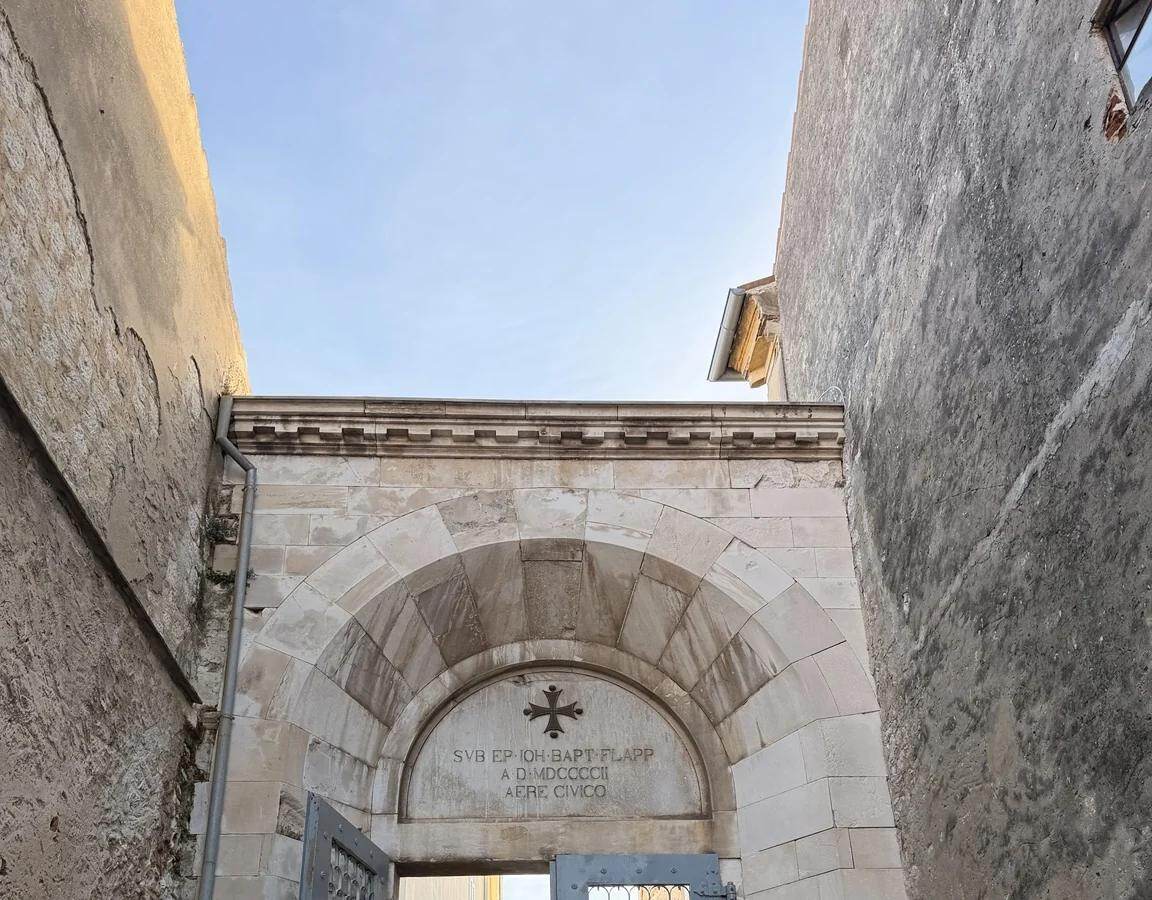 Acceso exterior de piedra al conjunto eufrasiano de Poreč