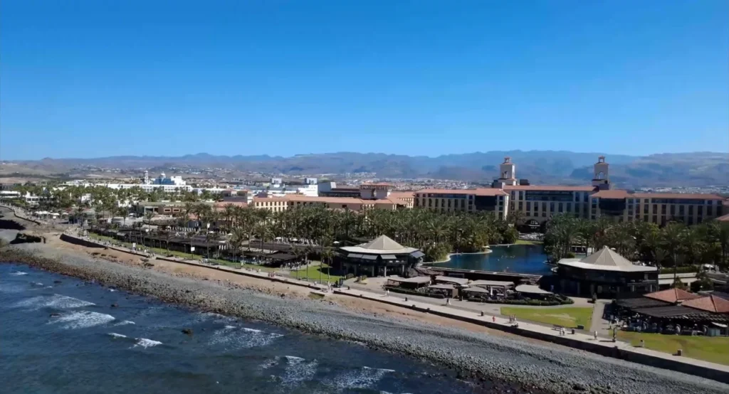 Vista aérea de Costa Meloneras, el paseo marítimo y la costa